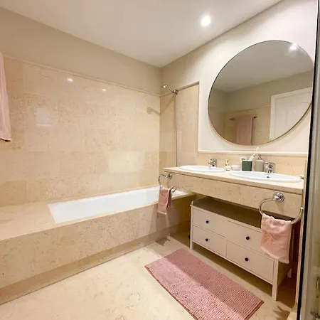 Luxurious 2 Bedroom With Facilities Apartmán